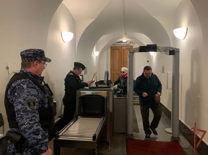  В Петербурге сотрудники Росгвардии обеспечивают безопасность во время мероприятия в рамках акции «Ночь географии - 2023» 