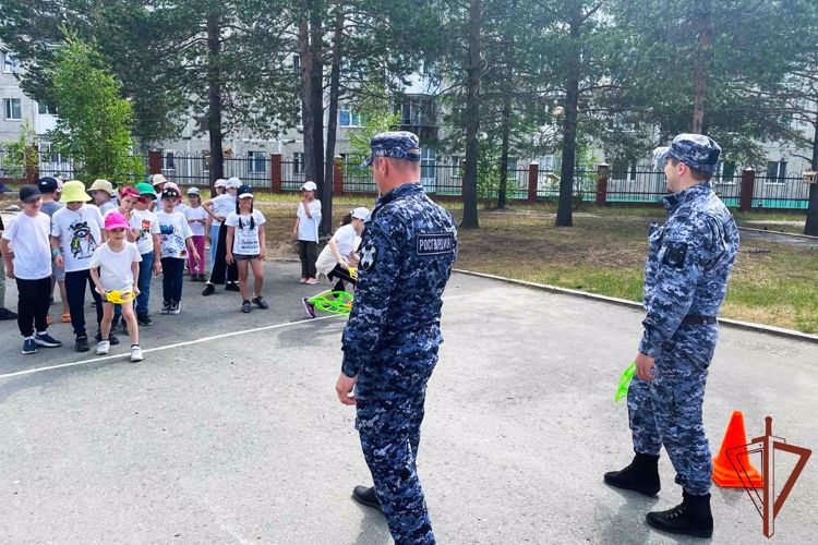 Росгвардия проводит патриотические встречи с юными ямальцами в преддверии Дня России