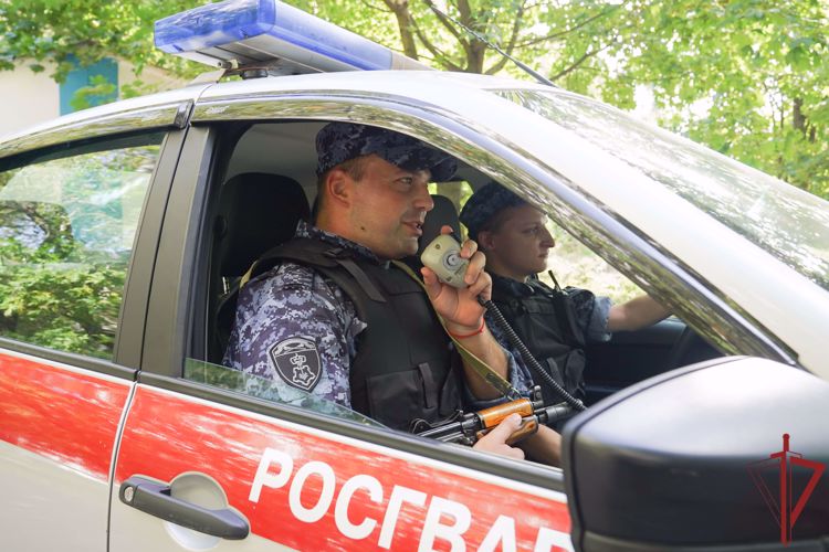 Около 60 человек эвакуировали росгвардейцы из загоревшегося дома в Москве