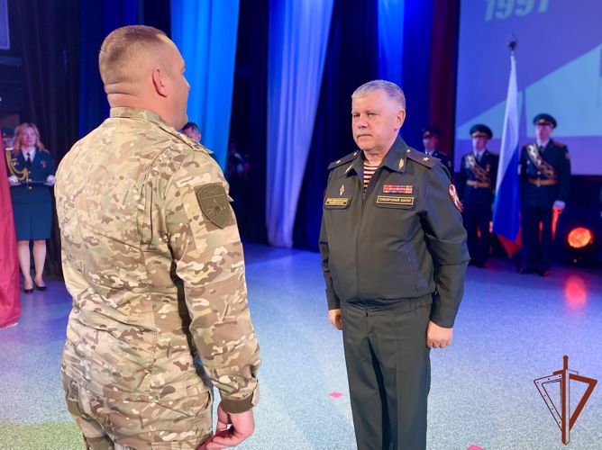 Заместитель командующего Сибирским округом в Иркутской области вручил госнаграды росгвардейцам - участникам спецоперации