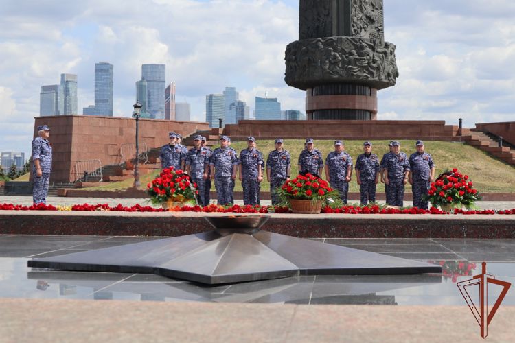 Накануне Дня памяти и скорби росгвардейцы приняли участие в памятных мероприятиях в Москве 