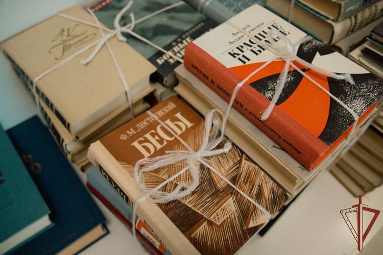 Ветераны Росгвардии из Архангельска доставили книги в библиотеки Мелитополя