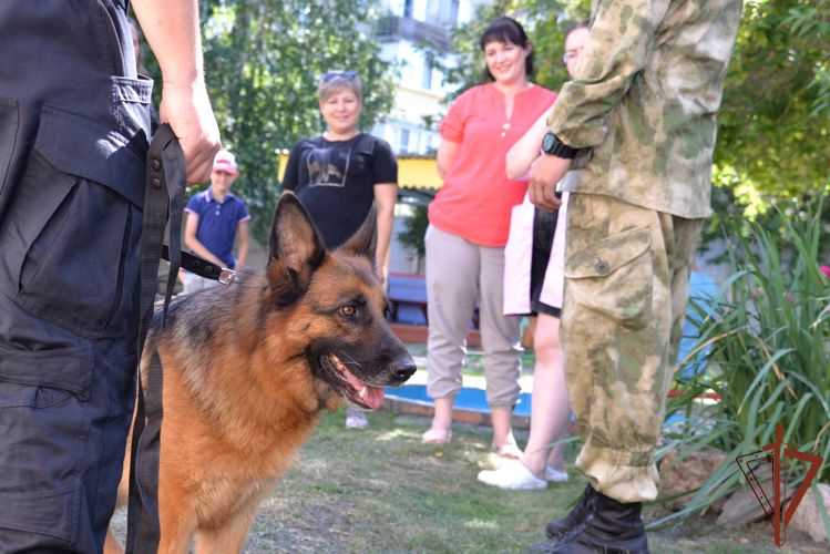 Кинологи Росгвардии организовали познавательную встречу для ребятишек из курганского социального центра