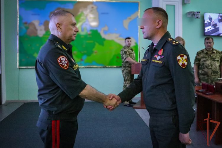 В Санкт-Петербурге командующий СЗО Росгвардии  наградил росгвардейцев - участников СВО