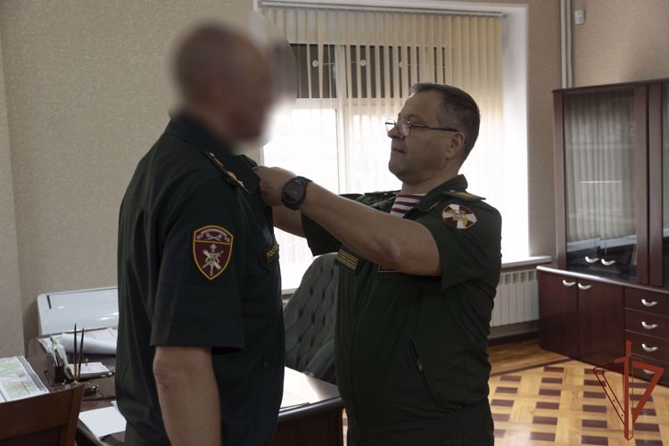 Командующий Центральным округом Росгвардии вручил госнаграды военнослужащим и сотрудникам ведомства