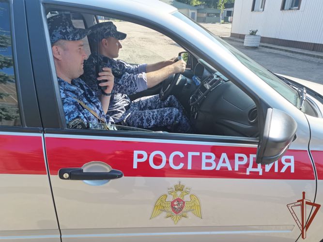 Сотрудники Росгвардии предотвратили пожар на автостоянке в Липецке