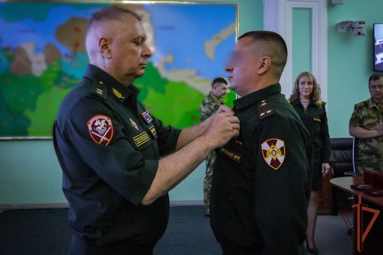 В Санкт-Петербурге командующий СЗО Росгвардии  наградил росгвардейцев - участников СВО