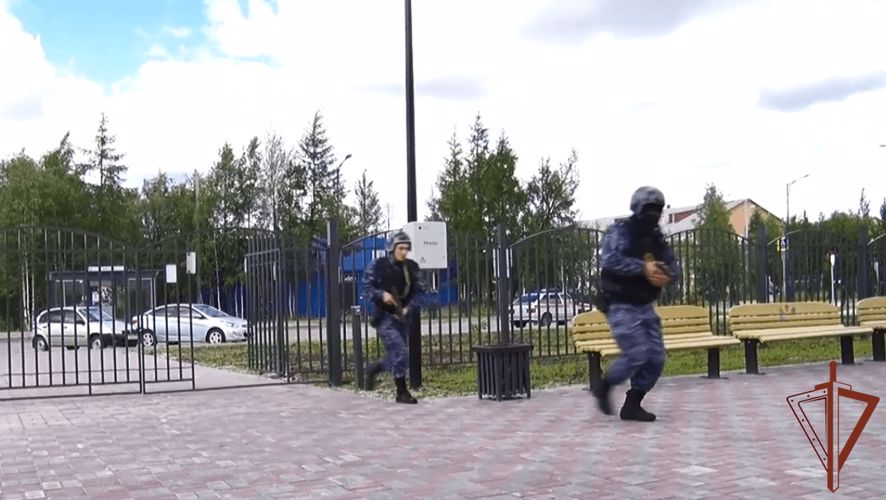 Росгвардия на Ямале пригласила журналистов на тренировку по обеспечению безопасности образовательных объектов (видео)