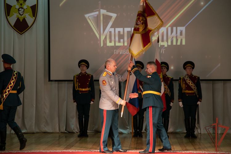 Генерал-полковник Олег Плохой вручил личный штандарт командующего Приволжским округом Росгвардии генерал-лейтенанту Сергею Просянику