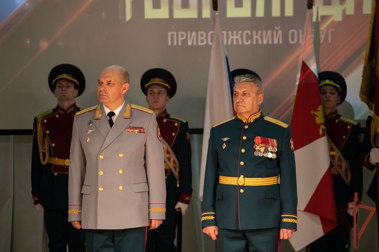 Генерал-полковник Олег Плохой вручил личный штандарт командующего Приволжским округом Росгвардии генерал-лейтенанту Сергею Просянику