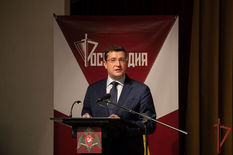 Генерал-полковник Олег Плохой вручил личный штандарт командующего Приволжским округом Росгвардии генерал-лейтенанту Сергею Просянику