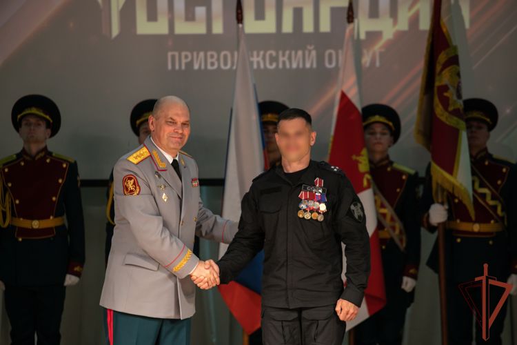 Генерал-полковник Олег Плохой вручил личный штандарт командующего Приволжским округом Росгвардии генерал-лейтенанту Сергею Просянику