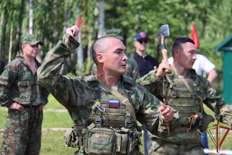 На Урале команда Росгвардии стала призером межведомственных соревнований по силовому триатлону (видео)