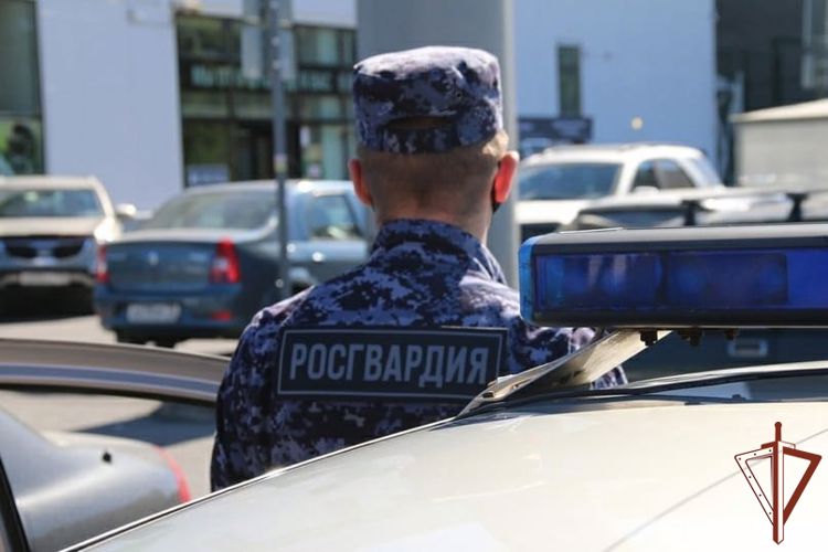 Росгвардейцы оказали доврачебную помощь мужчине в Ярославле
