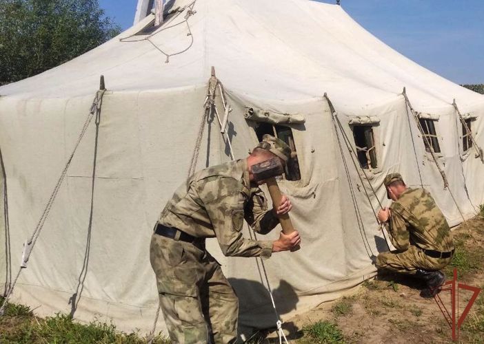 Саровские росгвардейцы установили палаточный городок для паломников прибывающих к предстоящим торжествам в с. Дивеево