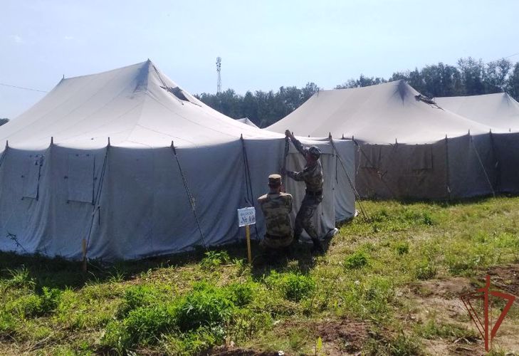 Саровские росгвардейцы установили палаточный городок для паломников прибывающих к предстоящим торжествам в с. Дивеево