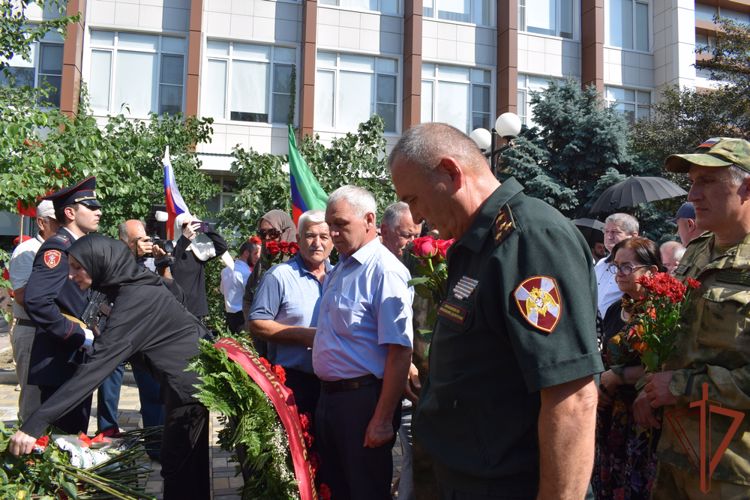 Герою России Магомеду Нурбагандову установили памятник в Махачкале