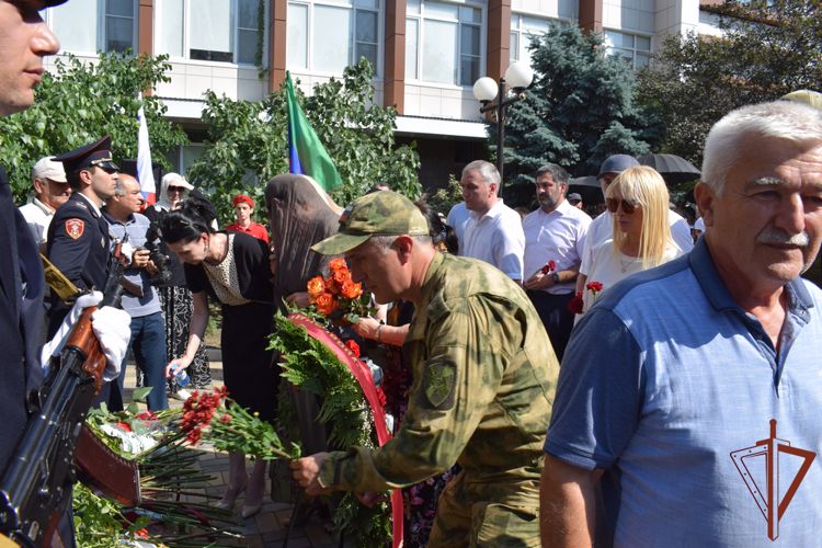 Герою России Магомеду Нурбагандову установили памятник в Махачкале