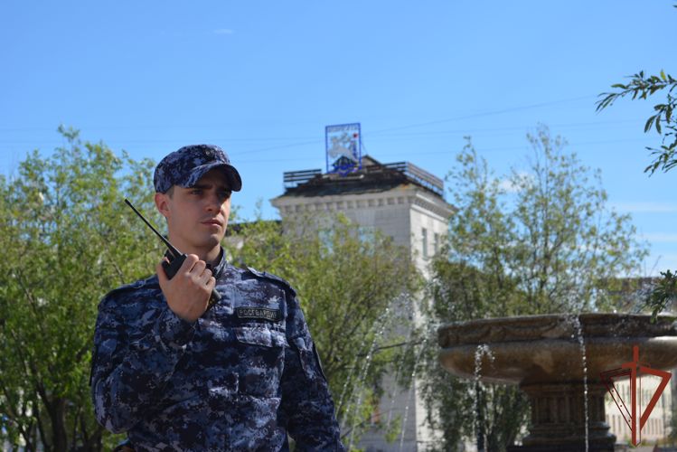 Росгвардейцы спасли в Воркуте семьдесят пять человек из загоревшегося ТЦ  