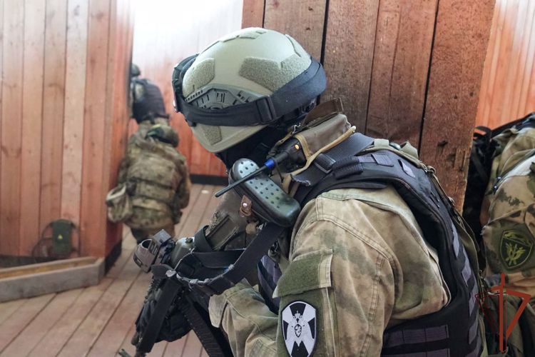 Сотрудники псковского СОБР «Гепард» Росгвардии отработали тактические действия по нейтрализации условных вооруженных преступников