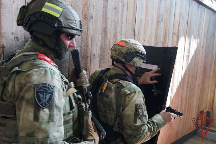 Сотрудники псковского СОБР «Гепард» Росгвардии отработали тактические действия по нейтрализации условных вооруженных преступников