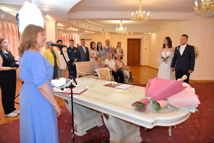 Сотрудник Росгвардии -  участник СВО зарегистрировал брак с избранницей в День семьи, любви и верности
