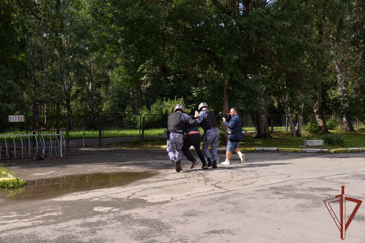 Росгвардейцы рассказали журналистам «России 1» как проходят проверки безопасности школ к новому учебному году на Урале (видео)