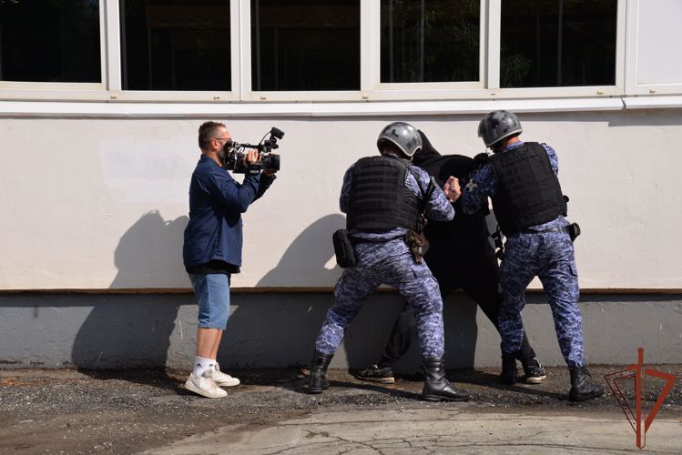 Росгвардейцы рассказали журналистам «России 1» как проходят проверки безопасности школ к новому учебному году на Урале (видео)