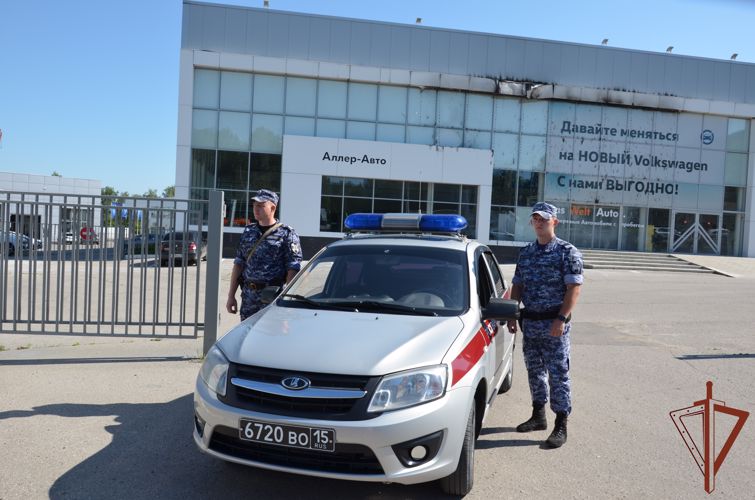Наряд Росгвардии помог потушить пожар в пензенском автосалоне
