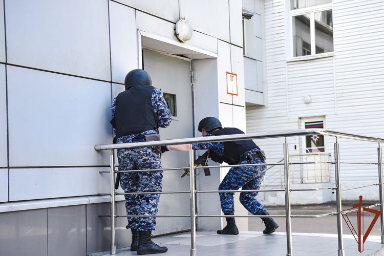 Росгвардия проводит тактико-специальные занятия в образовательных учреждениях Подмосковья