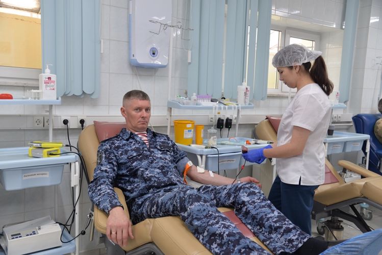Более двадцати росгвардейцев пополнили банк крови медучреждений Югры