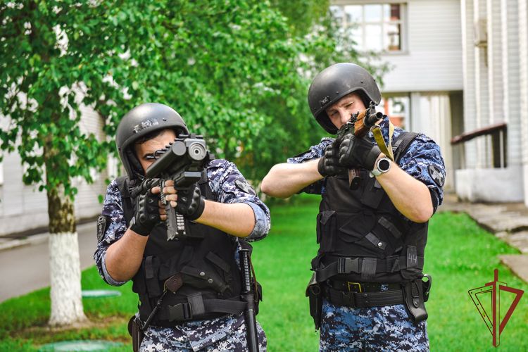 Росгвардия проводит тактико-специальные занятия в образовательных учреждениях Подмосковья