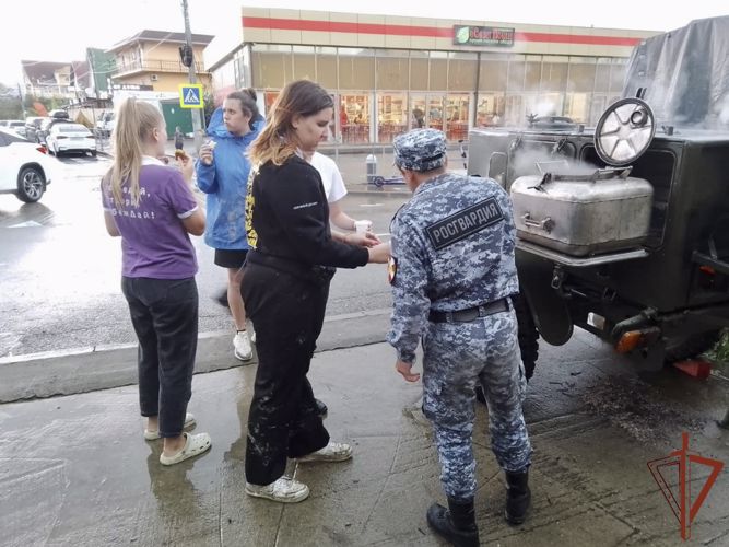 Росгвардия обеспечивает безопасность граждан в зоне стихийного бедствия на юге России