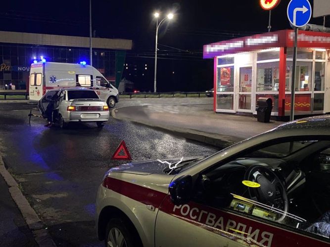Сотрудники Росгвардии пришли на помощь попавшей в ДТП несовершеннолетней