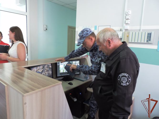 Росгвардия участвуют в проверке готовности объектов образования Хакасии к новому учебному году