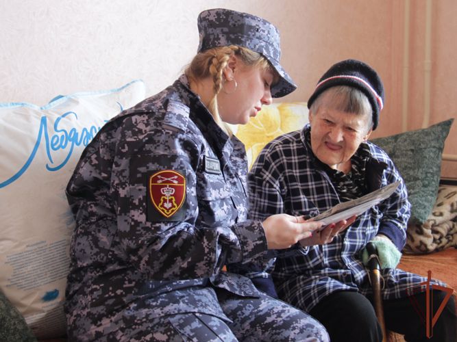 Труженицу тыла с 98‑летием поздравили росгвардейцы в Кузбассе 