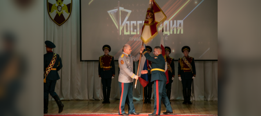 Генерал-полковник Олег Плохой вручил личный штандарт командующего Приволжским округом Росгвардии генерал-лейтенанту Сергею Просянику