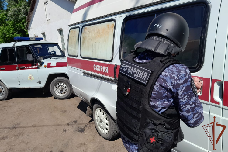 Сотрудники Росгвардии защитили медработников от агрессивного пациента в Омске