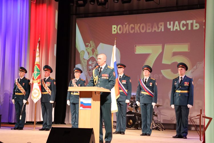 Врио командующего Уральским округом Росгвардии поздравил лесновский полк по охране ВГО и СГ с 75-летием