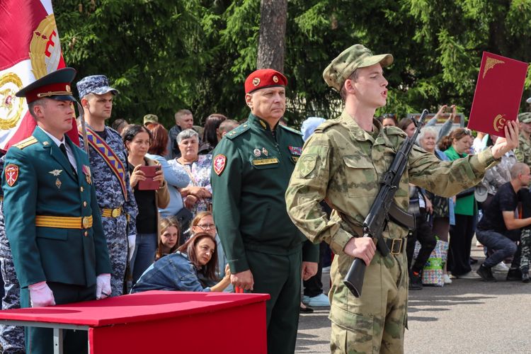 Командующий СЗО Росгвардии поздравил с принятием Военной присяги военнослужащих по призыву