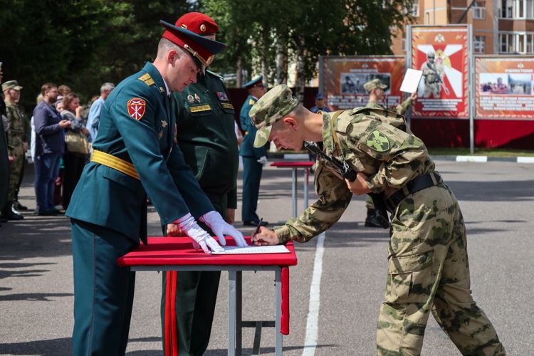 Командующий СЗО Росгвардии поздравил с принятием Военной присяги военнослужащих по призыву