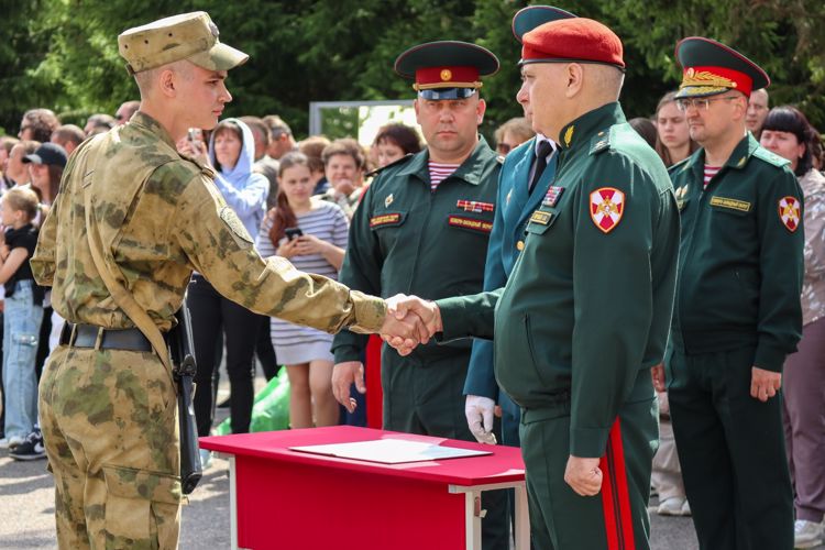 Командующий СЗО Росгвардии поздравил с принятием Военной присяги военнослужащих по призыву
