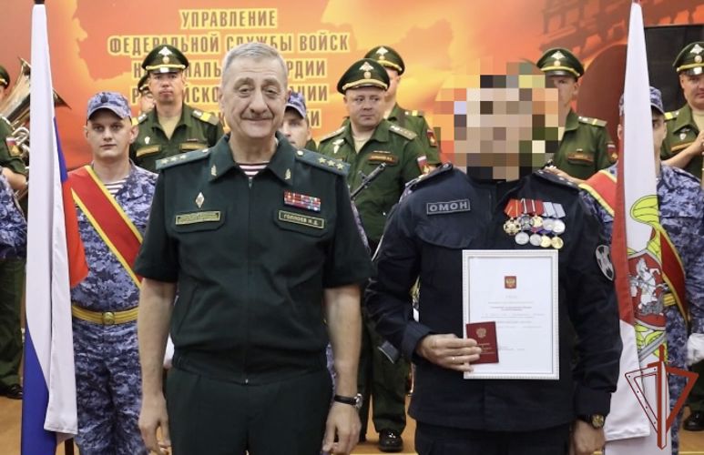 Командующий Восточным округом Росгвардии вручил госнаграды сотрудникам ведомства в Амурской области 