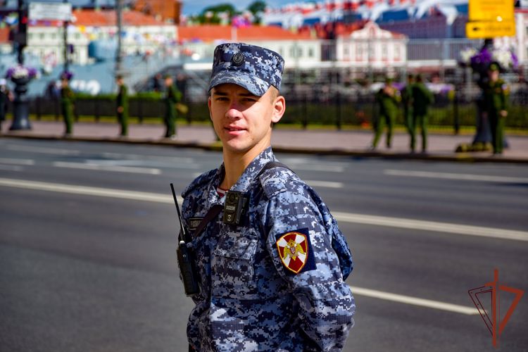 Росгвардия обеспечила безопасность репетиции парада ко Дню ВМФ в Санкт-Петербурге
