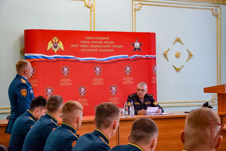 Командующий Северо-Западным округом Росгвардии провел встречу с выпускниками военных институтов и академий