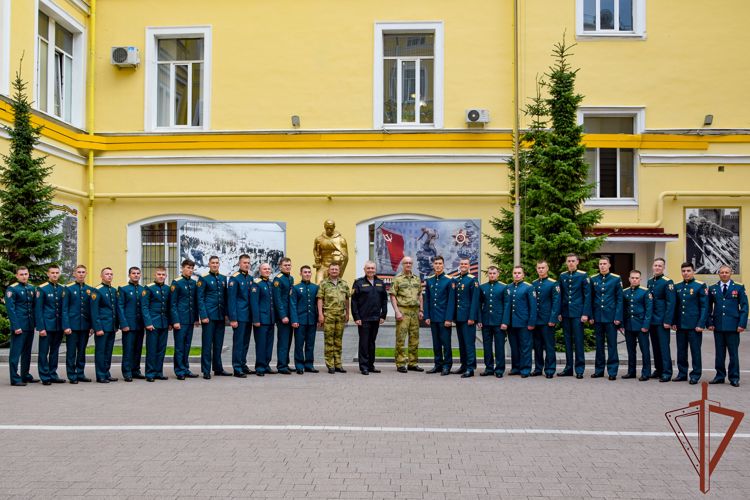 Командующий Северо-Западным округом Росгвардии провел встречу с выпускниками военных институтов и академий