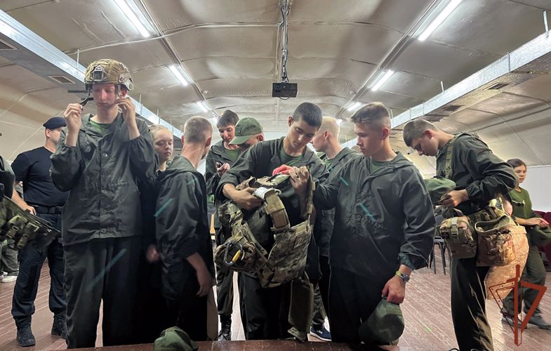 В рамках акции «Каникулы с Росгвардией» в Тюмени бойцы ОМОН познакомили школьников со службой спецназа 