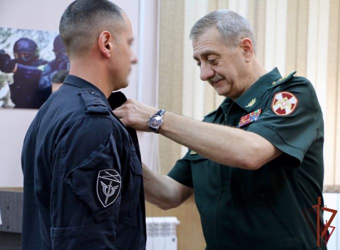 Командующий Восточным округом Росгвардии вручил госнаграды сотрудникам ведомства в Амурской области 