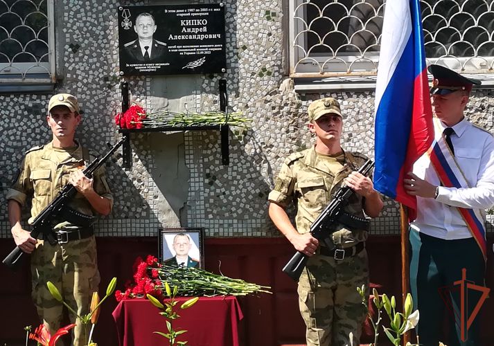 Мемориальную доску в честь погибшего росгвардейца установили на жилом доме в Омске