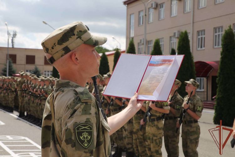 Более ста новобранцев Северо-Кавказского округа Росгвардии присягнули на верность Отечеству в Пятигорске